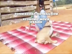 El sujeta al perro y a la zorra